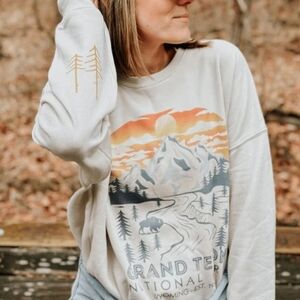 Mountain Moverz Grand Teton Graphic Sweatshirt. Gildan label. NEW. no tag